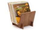 Dynavox_ST_40_walnut - dizajnový stojan pre zbierku LP vinylov vyrobrný z pravého dreva