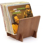 Dynavox_ST_40_walnut - dizajnový stojan pre zbierku LP vinylov vyrobrný z pravého dreva