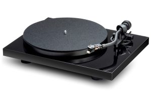 Pro-Ject-Debut-S - manuálny remienkový gramofón s ramenom v tvare písmena S a predinštalovanou prenoskou Sumiko Rainier