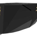 ortofon-2mr-black - MM prenoska s diamantovým hrotom Shibata je vlajkovou loďou série 2M, zníženou výškou tela a nižšou hmotnosťou