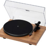 pro-ject-debut-e-carbon-walnut - manuálny gramofón s rovným ramenom z uhlíkových vlákien