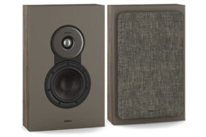 dali-sonik-on-wall - štíhly 2-pásmový nástenný reproduktor z série SONIK, navrhnutý pre nenápadné umiestnenie na stenu