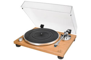 audio-technica-at-lpw30tk - manuálny remeňový gramofón s karbónovým ramenom a vstavaným phono predzosilňovačom