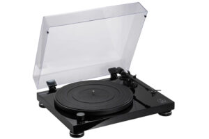 audio-technica-at-lpw50pb - manuálny remeňový gramofón s karbónovým ramenom a vstavaným phono predzosilňovačom